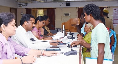 மக்கள் குறைதீா் கூட்டம் 423 மனுக்கள் அளிப்பு