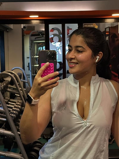 சுவர் இருப்பின் சித்திரம்... நிகிதா ஷர்மா!