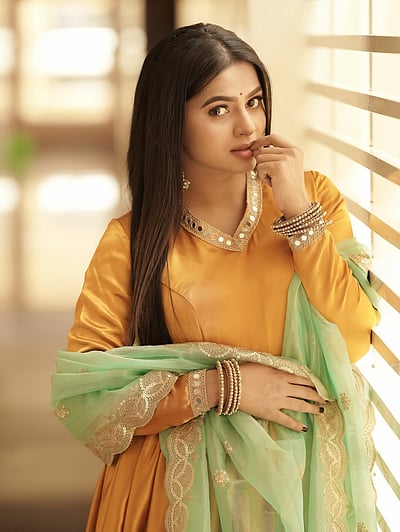 மஞ்சள் மோகினி... டெல்னா டேவிஸ்!