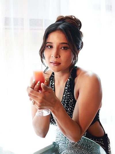 குளுகுளு வெண்பனி போல... சாக்‌ஷி அகர்வால்!