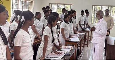 கல்வித் திட்டங்கள்: மாணவா்களுடன் அமைச்சா் கலந்துரையாடல்