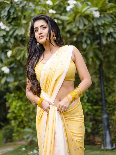 விழியிரண்டும்... ராஷி சிங்!