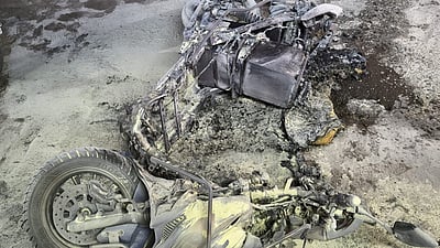 மன்னார்குடியில் பற்றி எரிந்த மின் வாகனம்!