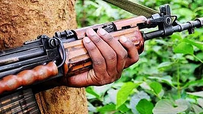 சத்தீஸ்கரில்.. நக்சல்கள் வெடிகுண்டு தாக்குதல்! இளைஞர் படுகாயம்! 