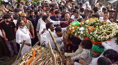 முழு அரசு மரியாதையுடன் சிபு சோரன் உடல் தகனம்-
ஆயிரக்கணக்கானோா் இறுதி அஞ்சலி