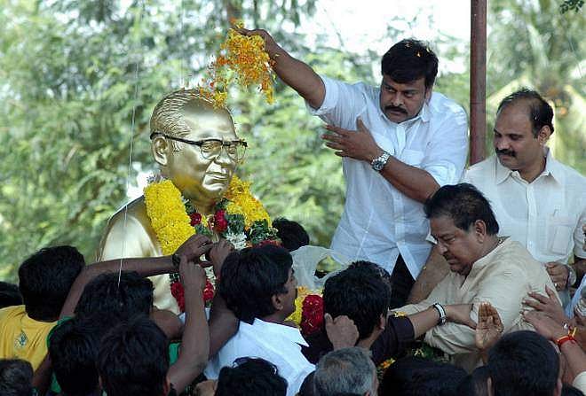 விஜயவாடாவில் எஸ்.வி.ரங்கா ராவின் மார்பளவு சிலையை திறந்து வைத்தார் நடிகர் சிரஞ்சிவி.