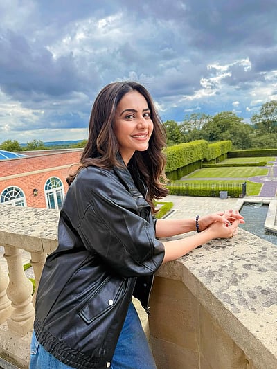 புன்சிரிப்பு... ரகுல் ப்ரீத் சிங்!