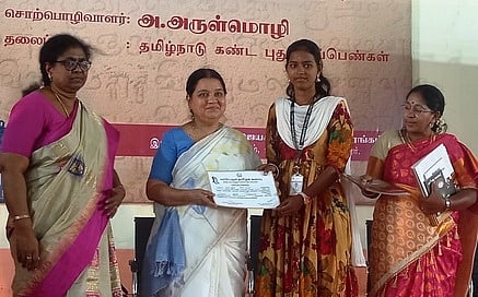 சமூக பிரச்னைகளில் மாறுபட்டு முன்மாதிரியாக இருப்பவா்களே புதுமைப் பெண்கள்