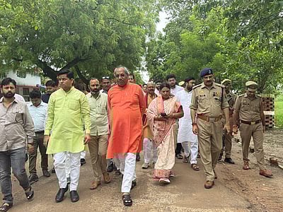 உங்கள் பாதங்களைக் கழுவவே கங்கை வெள்ளம்: உ.பி. அமைச்சரின் பேச்சால் சர்ச்சை