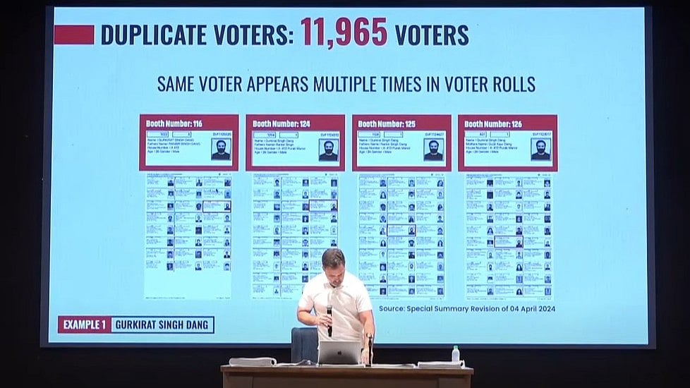 ஒரு வாக்காளரின் பெயர் 4 வாக்குச் சாவடியில்...
