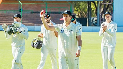 2-வது டெஸ்ட்: மாட் ஹென்றி 5 விக்கெட்டுகள்; 125 ரன்களுக்கு ஜிம்பாப்வே ஆட்டமிழப்பு!