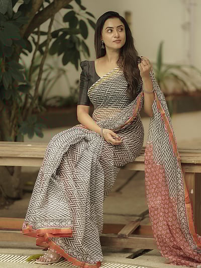 மனம் விரும்புதே உன்னை... ஜனனி அசோக்குமார்!