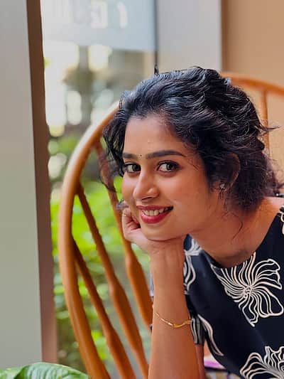 பூவிழி பார்வை... ஜனனி!