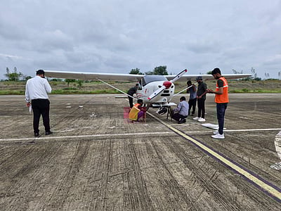 சேதமடைந்த சக்கரத்துடன் தரையிறங்கிய பயிற்சி விமானம்! 