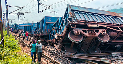 ஜார்க்கண்டில் தடம்புரண்ட சரக்கு ரயில் மீது மற்றொரு ரயில் மோதியதால் பரபரப்பு  