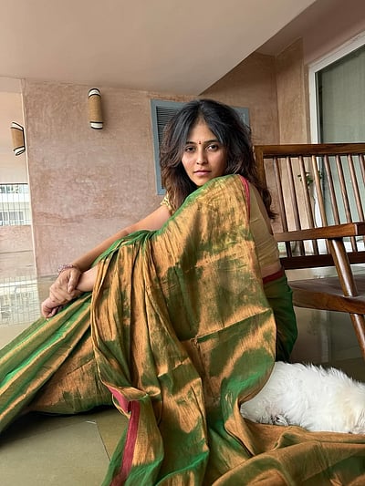 பச்சைக்கிளி... அஞ்சலி!