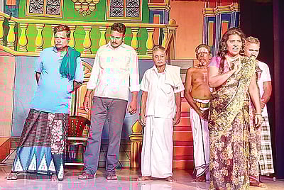 அங்கே நாடகமன்றோ நடக்குது...