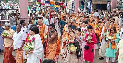 உலக நலன் வேண்டி பழனியில் பால்குடம் எடுத்த ஜப்பானிய முருக பக்தர்கள்!