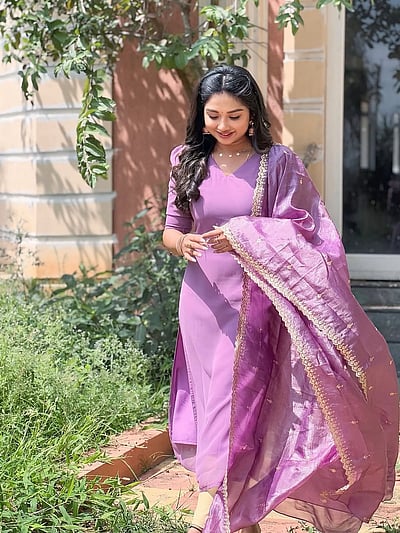 புது வெட்கம்... ப்ரீத்தி சர்மா! 