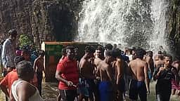 அகஸ்தியா் அருவியில் குவிந்த சுற்றுலாப் பயணிகள்