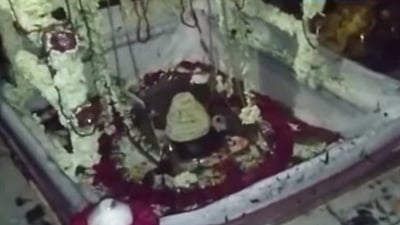 வாரணாசியில் கோயில் கருவறையில் தீ விபத்து: 7 பேர் காயம் 