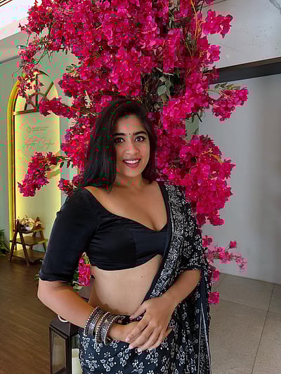 கார்முகில் கமலம்பூத்து... நிகிதா ஷர்மா!