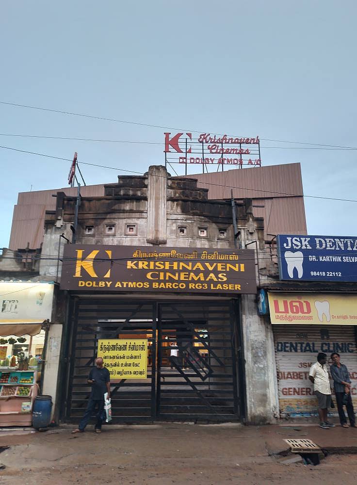 ரஜினியின் முதல் திரைப்படம் - 50வது ஆண்டு கூலி வரை வெளியிடும் ஒரே திரையரங்கம்!