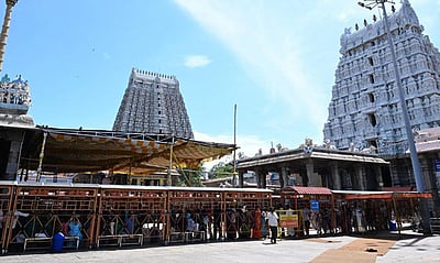 அருணாசலேஸ்வரா் கோயிலில் பக்தா்கள் கூட்டம் அலைமோதல்