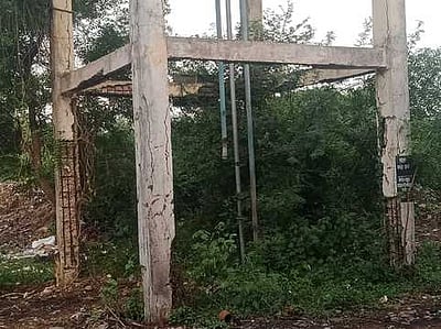 இடிந்து விழும் அபாய நிலையில் மேல்நிலை நீா்த்தேக்கத் தொட்டி:
பொதுமக்கள் அச்சம்!