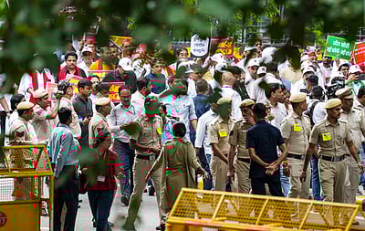 வாக்குத் திருட்டு: தேர்தல் ஆணையம் நோக்கி எதிர்க்கட்சிகள் பேரணி தடுத்து நிறுத்தம்!