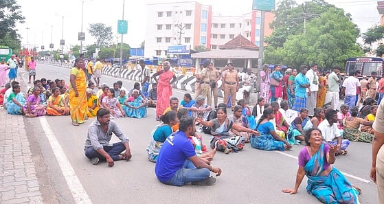 பழனி அருகே இளைஞா் கொலை: குற்றவாளிகளை கைது செய்யக் கோரி சாலை மறியல்