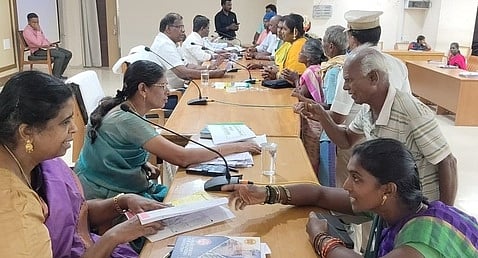 டாஸ்மாக் கடையை  மாற்ற கோரி ஆட்சியா் அலுவலகத்தில் மனு