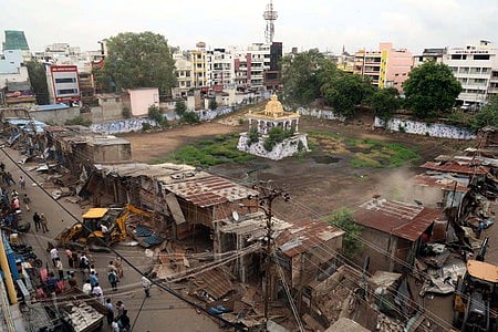 கூடலழகா் பெருமாள் கோயில் தெப்பக்குளம் பகுதியில் ஆக்கிரமிப்புகள் அகற்றம்