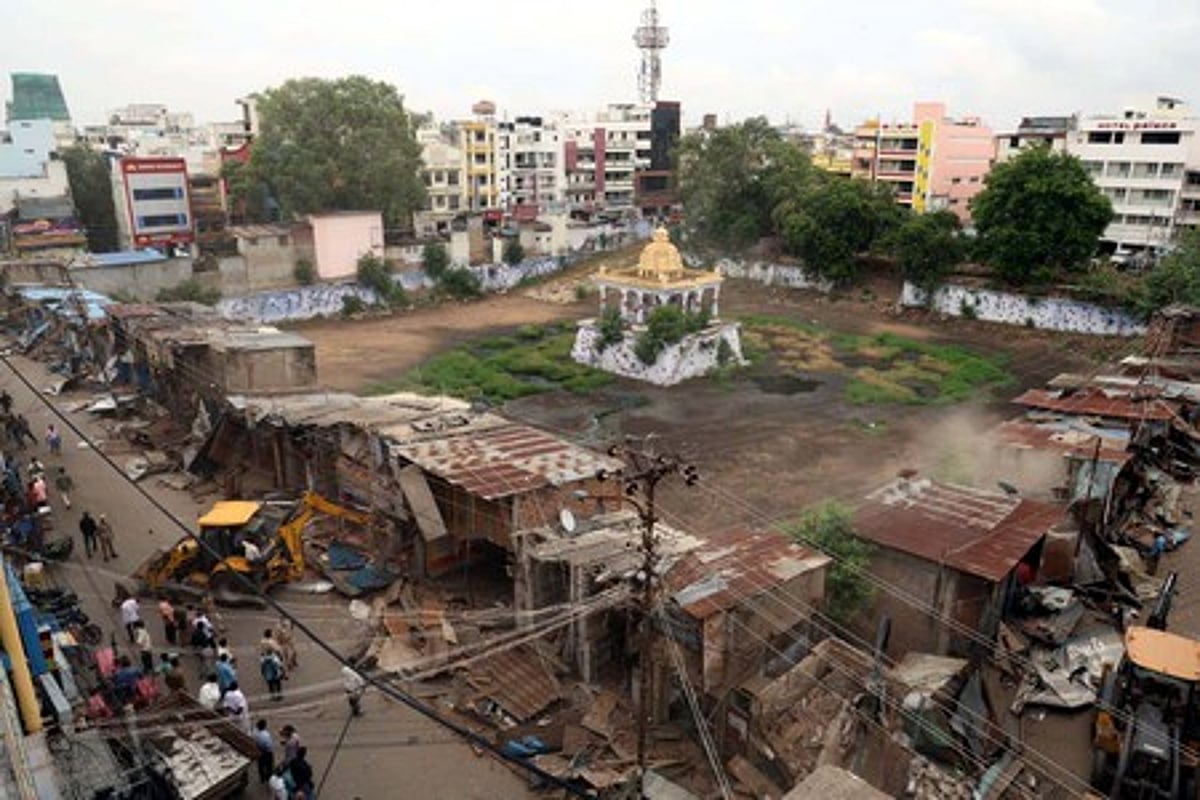 கூடலழகா் பெருமாள் கோயில் தெப்பக்குளம் பகுதியில் ஆக்கிரமிப்புகள் அகற்றம்