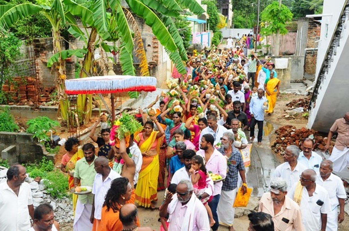 வெள்ளாத்தூா் அம்மன் கோயில் பால்குட ஊா்வலம்: திரளான பெண்கள் பங்கேற்பு