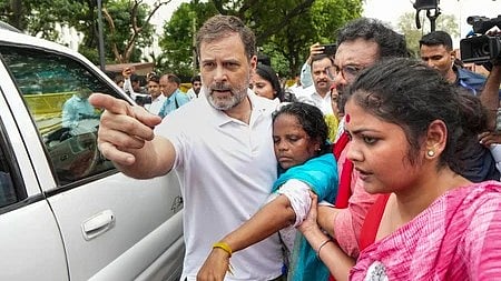 எதிா்க்கட்சி எம்.பி.க்களின் பேரணி தடுத்து நிறுத்தம்! ராகுல் உள்ளிட்டோா் கைது!