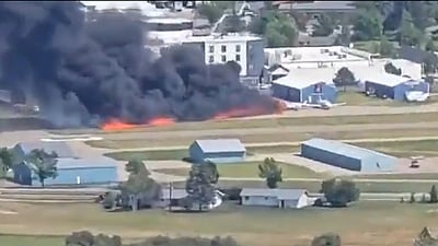 அமெரிக்காவில் நின்றுகொண்டிருந்த விமானம் மீது மோதிய பயணிகள் விமானம்!