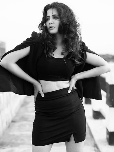 பிளாக் அண்ட் ஒயிட்... அஞ்சனா!