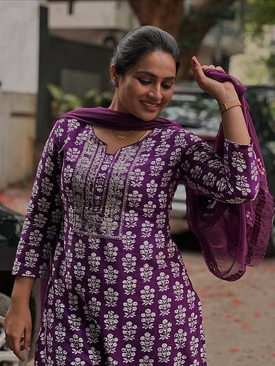 மலையுச்சியின் காற்றாக... சல்மா அருண்!