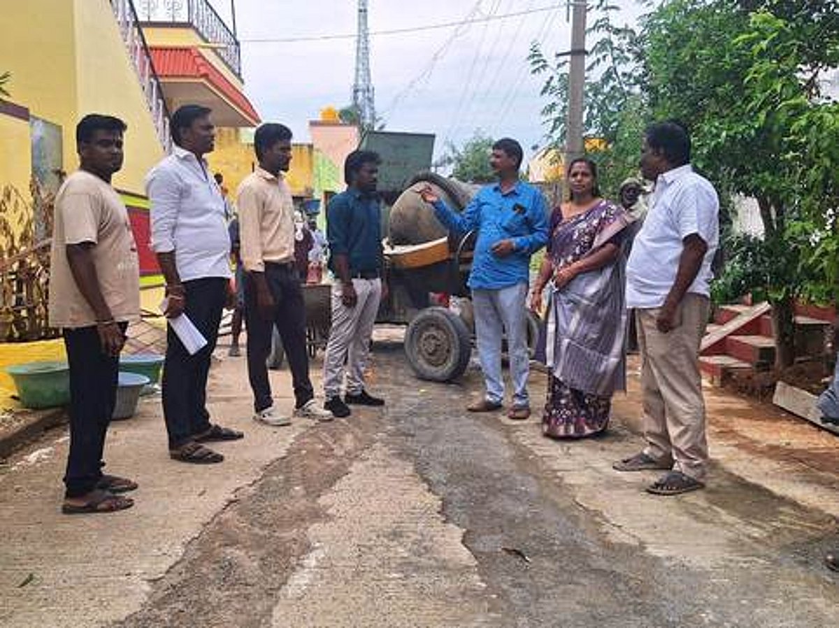 ரூ. 51 லட்சத்தில் சிமென்ட் சாலை பணிகள்: நகா்மன்ற தலைவா் தொடங்கி வைத்தாா்