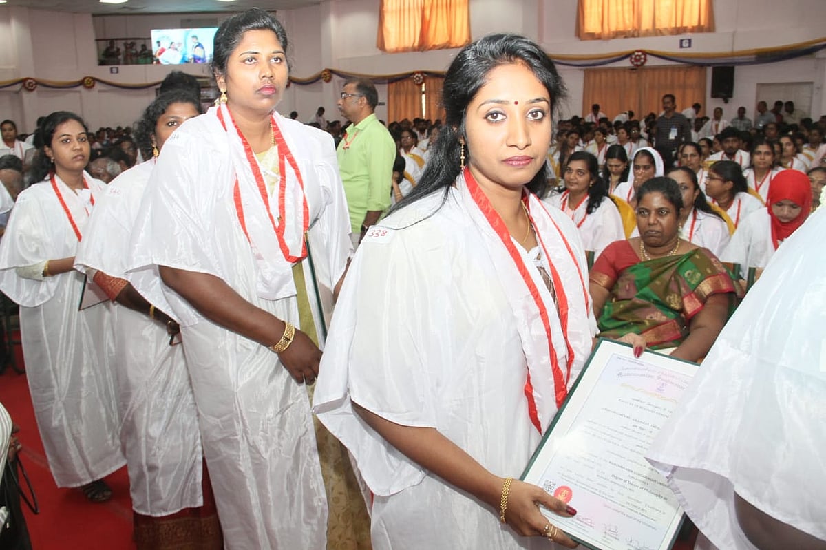 தமிழக ஆளுநரிடம் பட்டம் பெற மாணவி மறுப்பு!