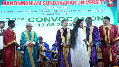 தமிழக ஆளுநரிடம் பட்டம் பெற மாணவி மறுப்பு!