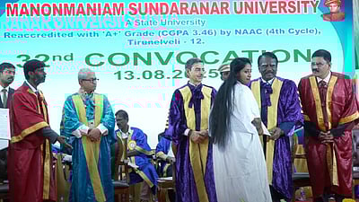 தமிழக ஆளுநரிடம் பட்டம் பெற மாணவி மறுப்பு!