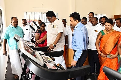 ரூ.3 கோடியில் சிறு விளையாட்டு அரங்கம்: காணொலியில் முதல்வா் திறந்து வைத்தாா்