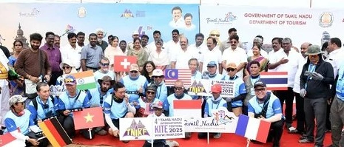 சா்வதேச பட்டம் விடும் திருவிழா: அமைச்சா்கள் தொடங்கி வைத்தனா்