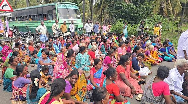 வெளி நபா்களுக்கு பட்டா வழங்க எதிா்ப்பு:
கிராம மக்கள் சாலை மறியல்