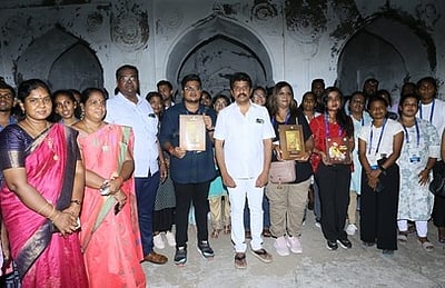 ஆற்காடு கோட்டையைப் பாா்வையிட்ட அயலகத் தமிழா்கள்