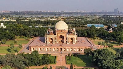 ஹுமாயூன் கல்லறை வளாக கூரை இடிந்து விபத்து: உள்ளே சிக்கிய 8 பேரின் கதி என்ன?