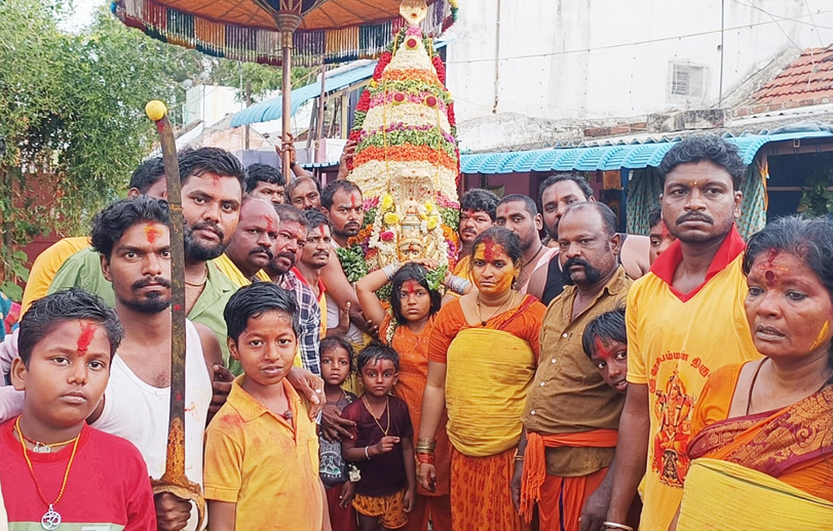 மாரியம்மன் கோயில் பூங்கரக ஊா்வலம்