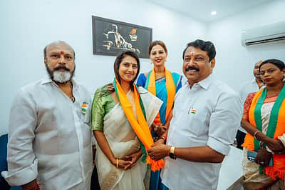 பாஜகவில் இணைந்தார் நடிகை கஸ்தூரி!